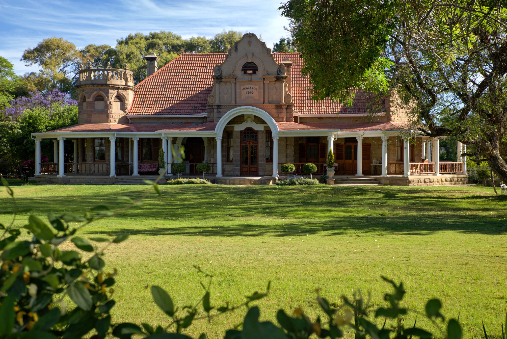 Das Welgeluk Feather Palace in Oudtshoorn wurde 1910 aus Sandstein im edwardianischen Stil errichtet. Er gilt als Überbleibsel des Straußenfederbooms, der Oudtshoorn Ende des 19. und zu Beginn des 20. Jahrhunderts zu großem Wohlstand verhalf.
